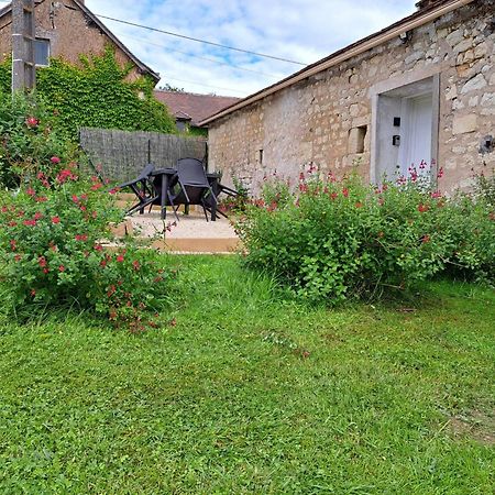 Logement Chaleureux Avec Parking Gratuit Oyre Dış mekan fotoğraf