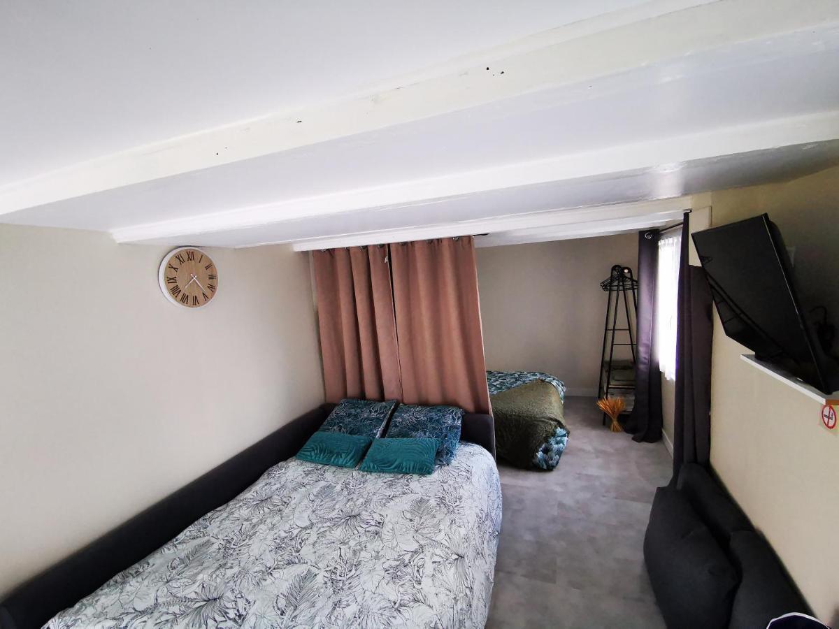 Logement Chaleureux Avec Parking Gratuit Oyre Dış mekan fotoğraf